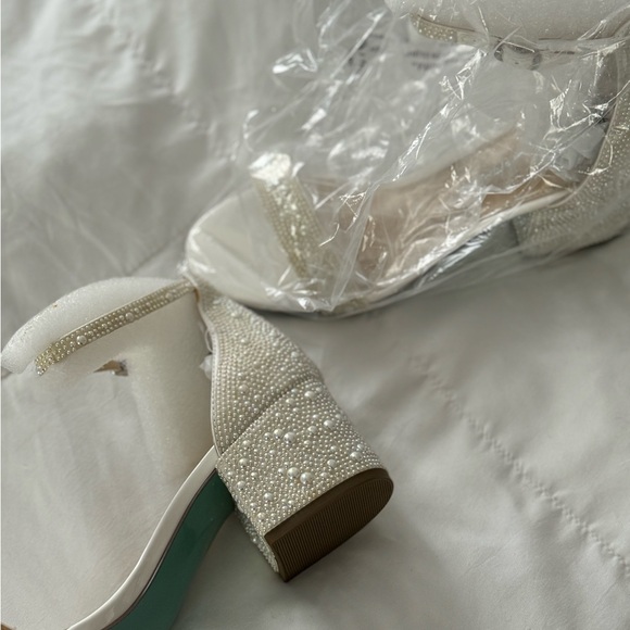 Size 6.5 Betsey Johnson Pearl Heals - Picture 3 of 4